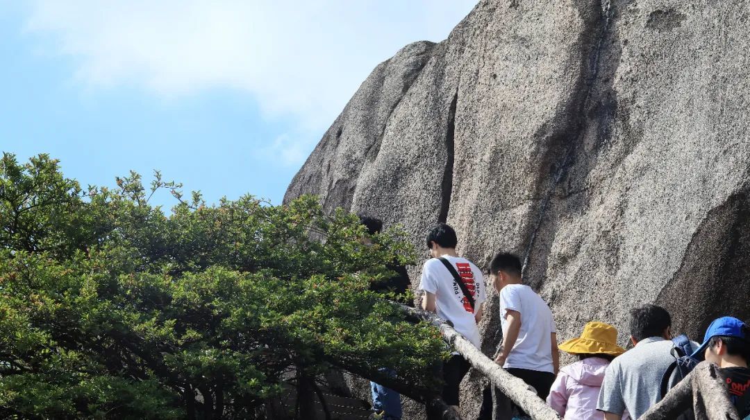 2021年爱游戏app官方下载青年户外拓展登山活动圆满成功