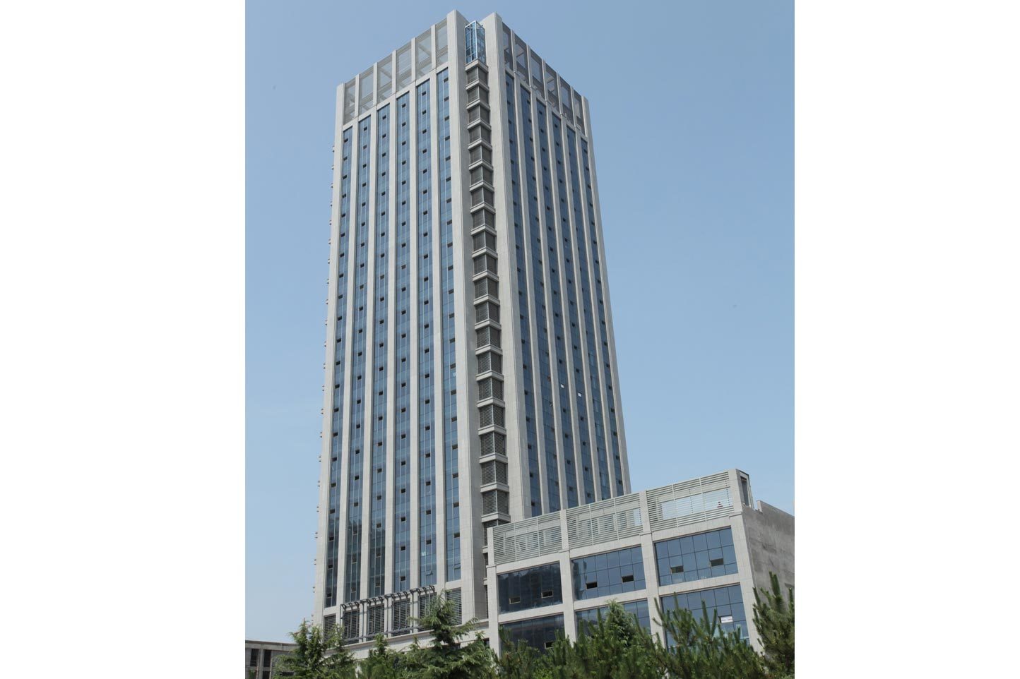 山东省文登市“人力资源大厦”：6mm(浅蓝）LXTB160离线LOW-E，5500平米。