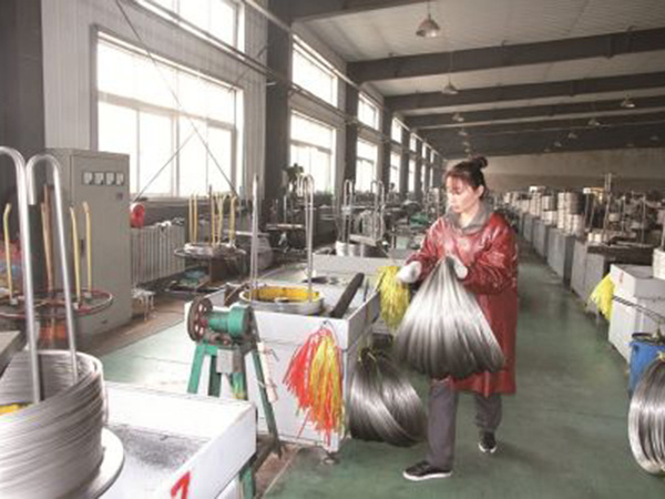 图为辽宁非凡体育科技发展有限公司工人在厂房内忙碌。 王华 摄
