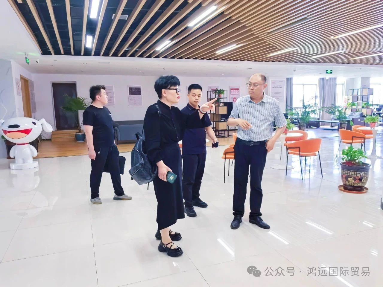 欧洲杯买球正规官网国际贸易服务有限公司总经理侯敏到濮阳市经开区电商园学习考察