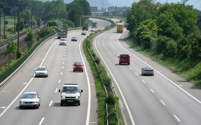 高速公路两侧为什么要种植绿化树？