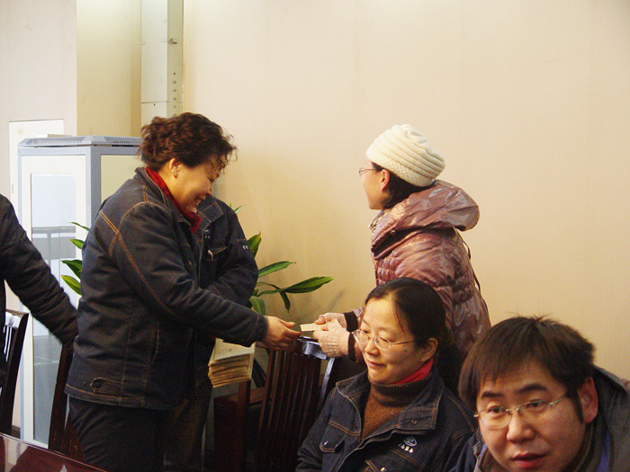 党委书记徐萍在总部慰问了部份困难职工