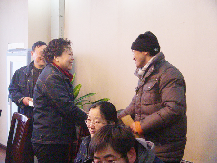 党委书记徐萍在总部慰问了部份困难职工