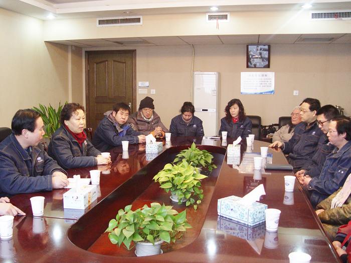 党委书记徐萍在总部慰问了部份困难职工