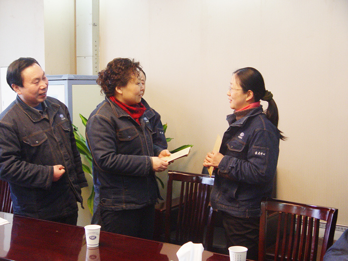 党委书记徐萍在总部慰问了部份困难职工