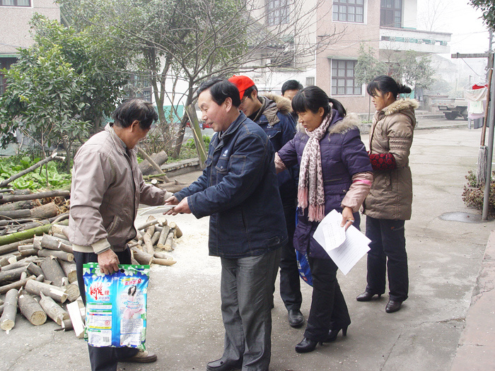 湖北省“万名干部进万村洁万家”活动正如火如荼进行着