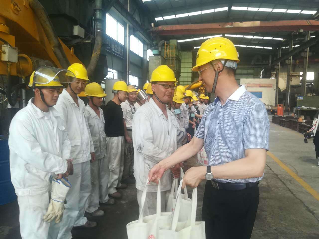 启东市领导到公司生产一线慰问员工