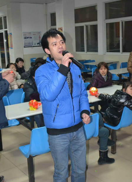 公司举行庆龙年元宵灯谜演唱会