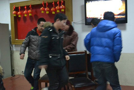 公司举行庆龙年元宵灯谜演唱会