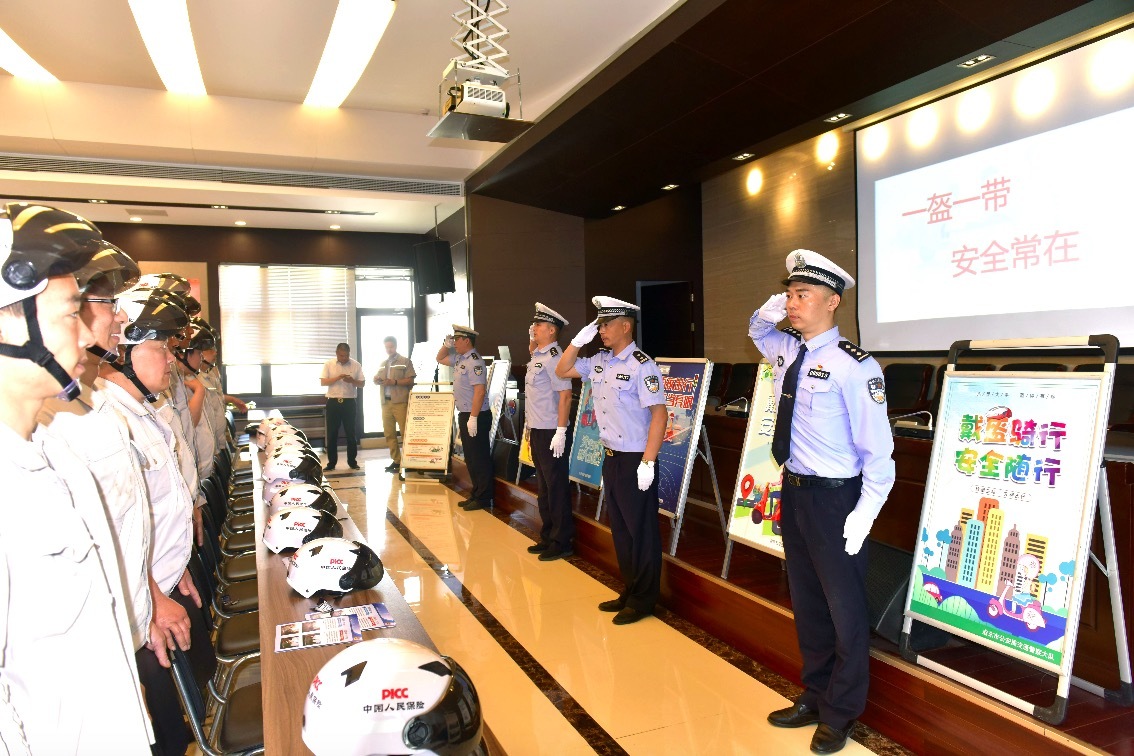 公司联合启东市公安局南阳交警中队 开展“一盔一带 安全常在”交通安全教育活动