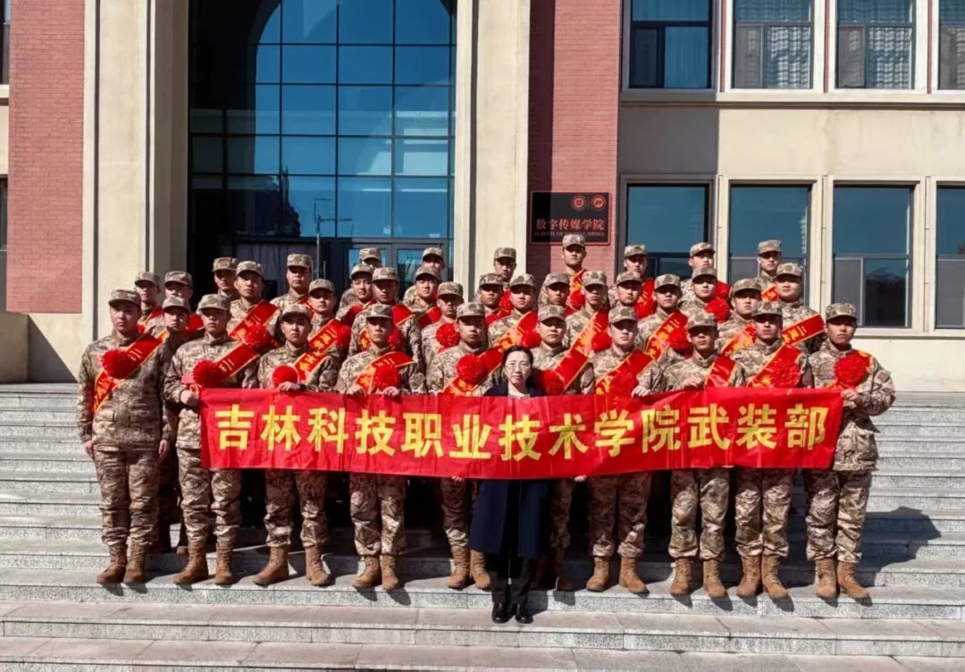 暖心慰问 情系军营 | 开云体育为入伍学子送上“温暖礼包”