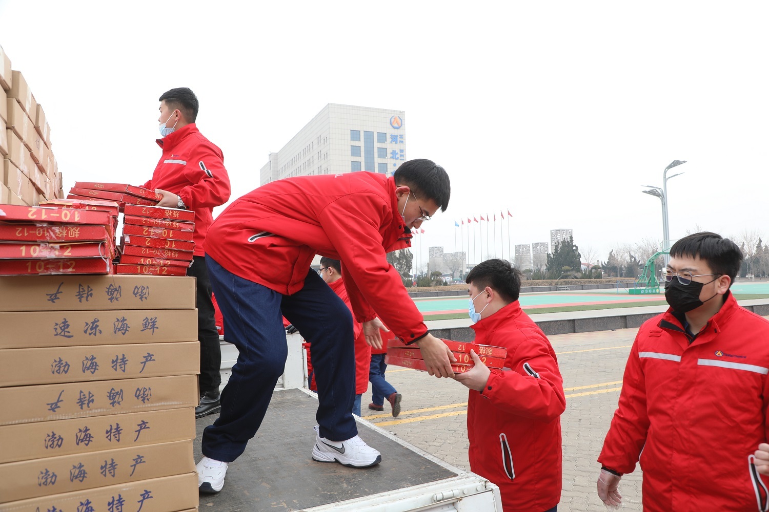 尊龙凯时集团陆续在发放春节福利    情暖员工心