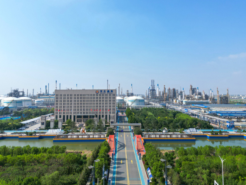 中国环境网以“畅游绿色尊龙凯时，启航美好生活”为题报道尊龙凯时石油化工文化园