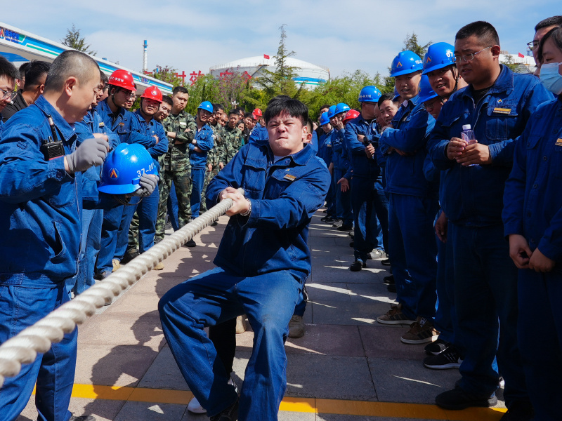 尊龙凯时集团举行庆五一第四届“尊龙凯时力量杯”职工拔河比赛