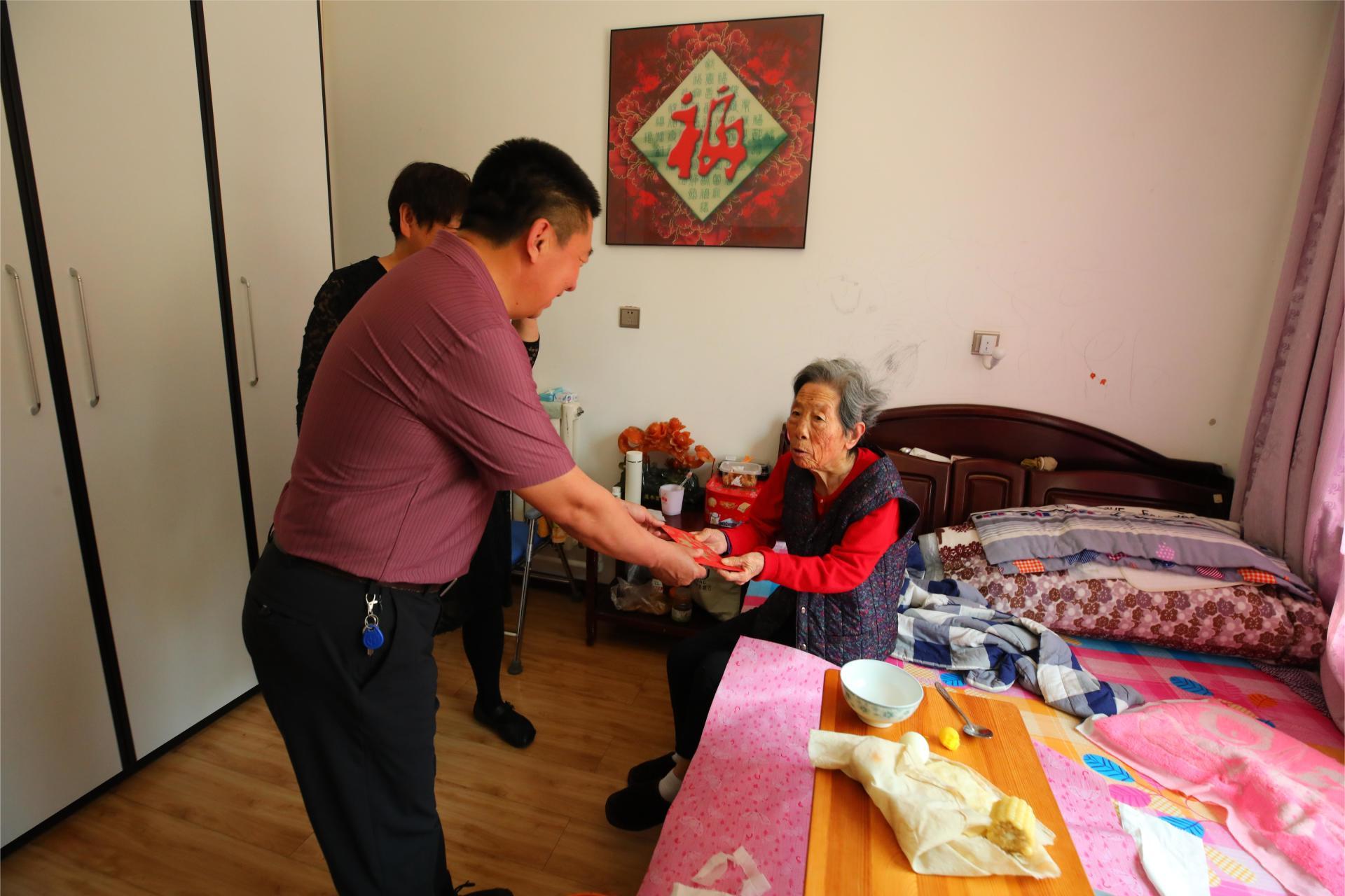 尊龙凯时集团召开母亲节慰问送温暖活动