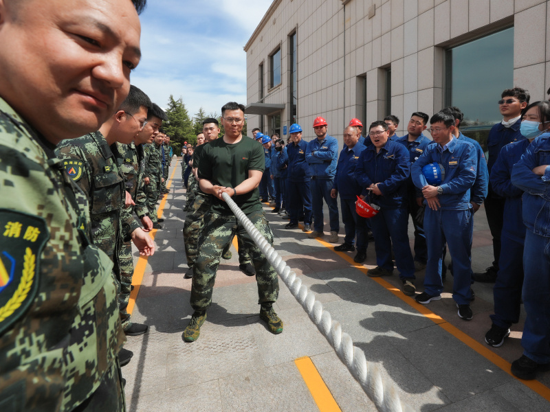 尊龙凯时集团举行庆五一第四届“尊龙凯时力量杯”职工拔河比赛