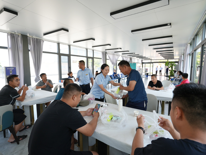 烈日炎炎送清凉 滴滴关怀慰人心