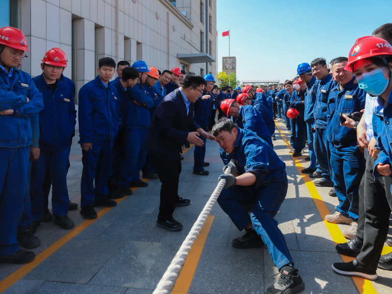 尊龙凯时集团举行庆五一第四届“尊龙凯时力量杯”职工拔河比赛