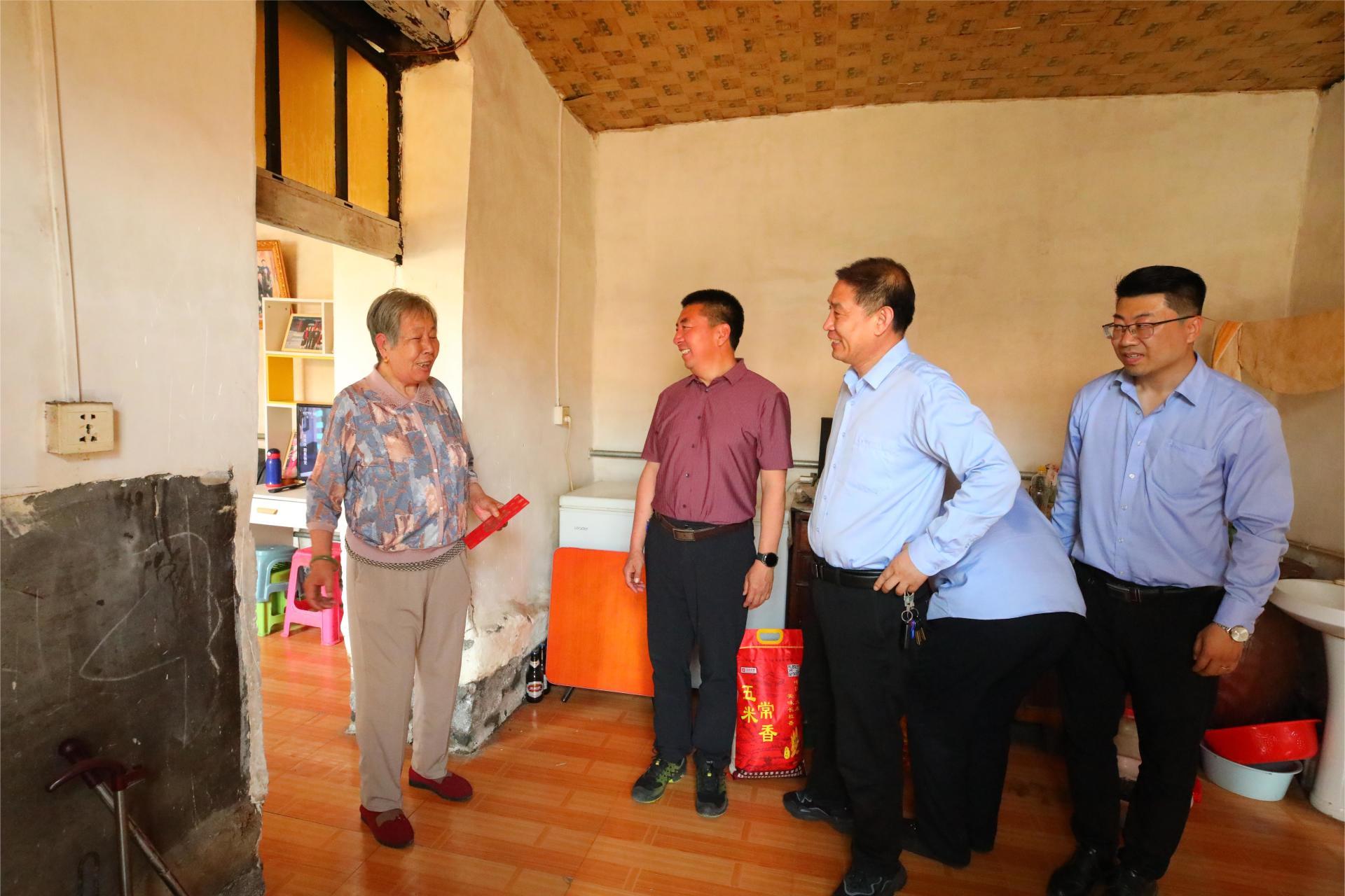 尊龙凯时集团召开母亲节慰问送温暖活动