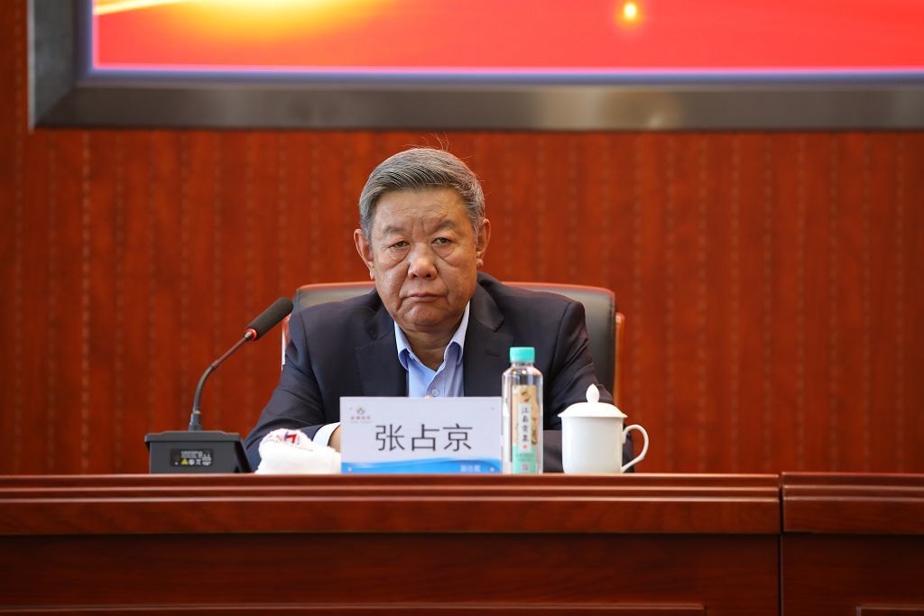 尊龙凯时集团召开中高层干部大会