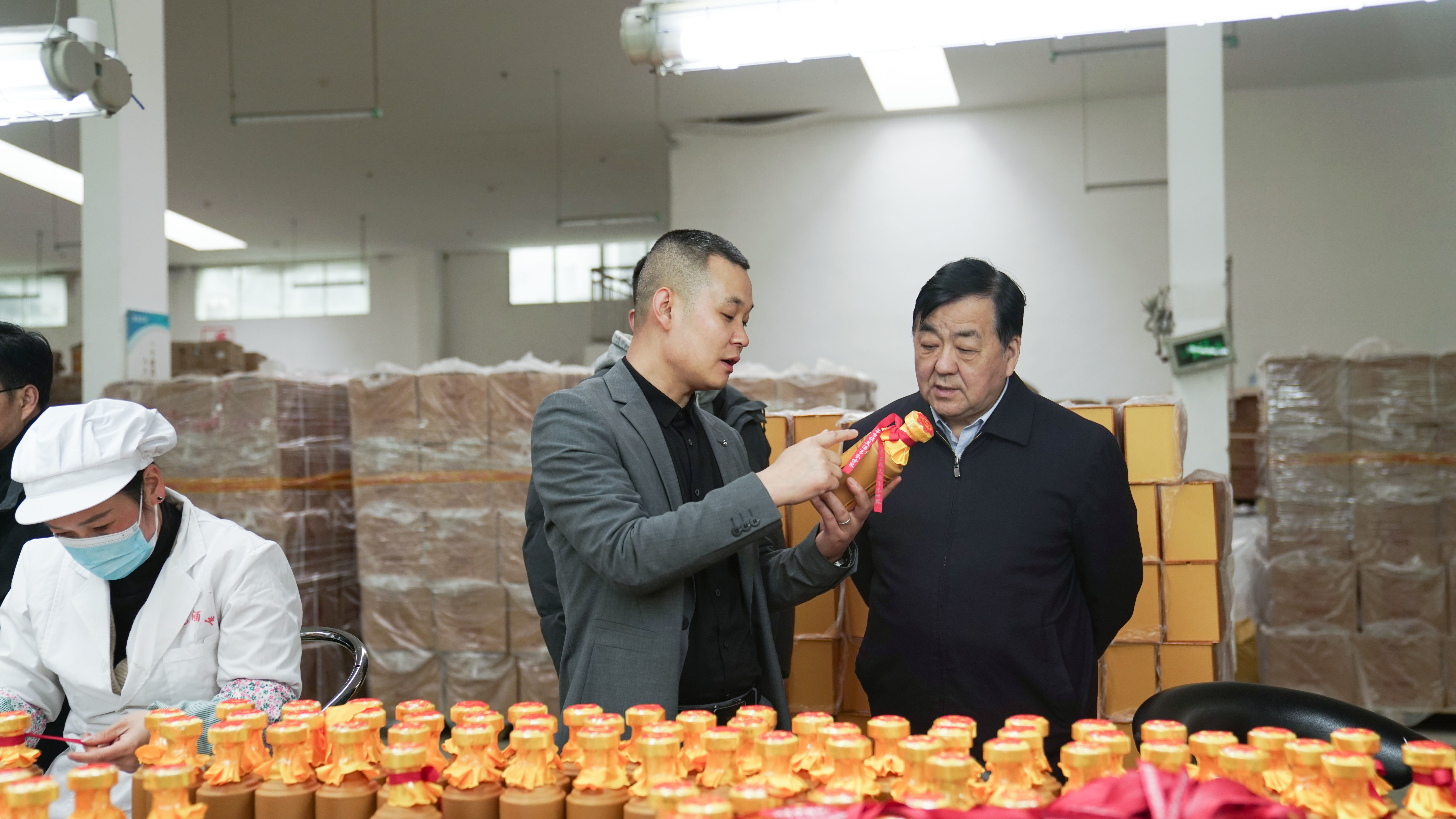 百余名商界精英携手华商酒业神龙酒业开启“两会”研学之旅
