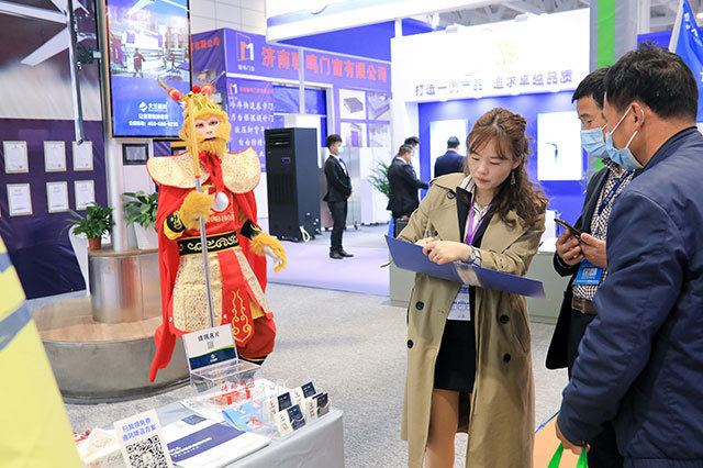 Dawang ventilation staff sign a contract at the exhibition site