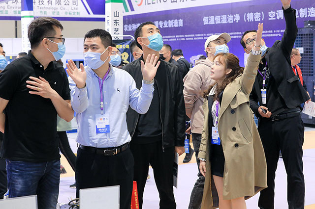 Dawang ventilation staff introduces the exhibitors