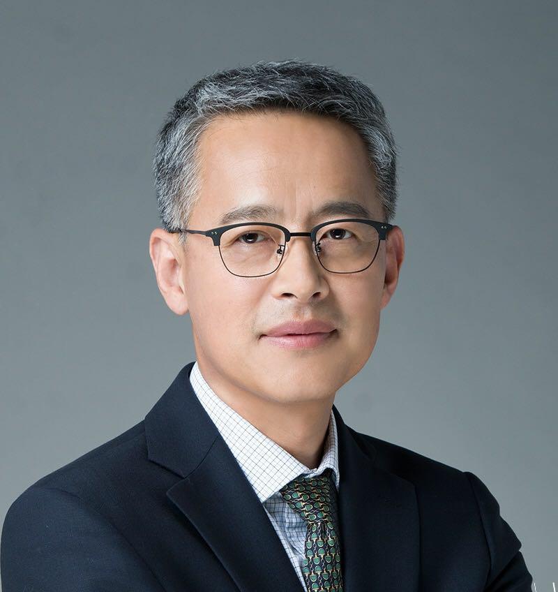 Dr. Yunlong Du <br>CEO and CMO (Partner, Director)