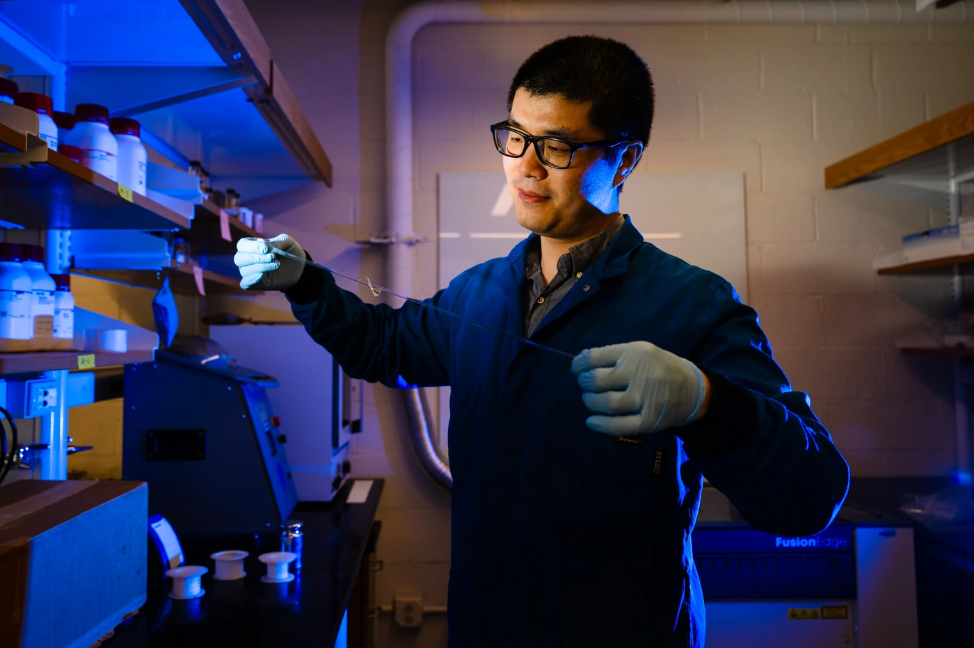 Professor Bai is studying the fracture and formation process of materials
