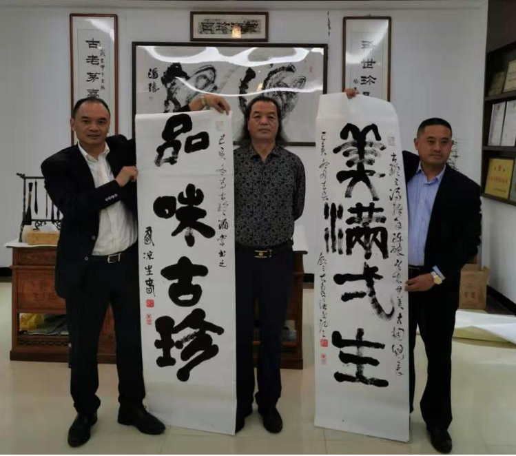 央视新闻评论部栏目策划、著名学者朵春生为公司题词留影