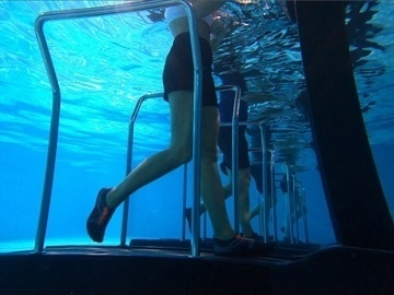 Water treadmill for online swimming