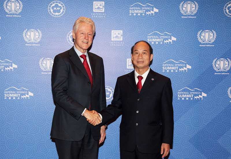 美国前总统克林顿先生与赖成幕董事长在全球中小企业领袖峰会亲切握手