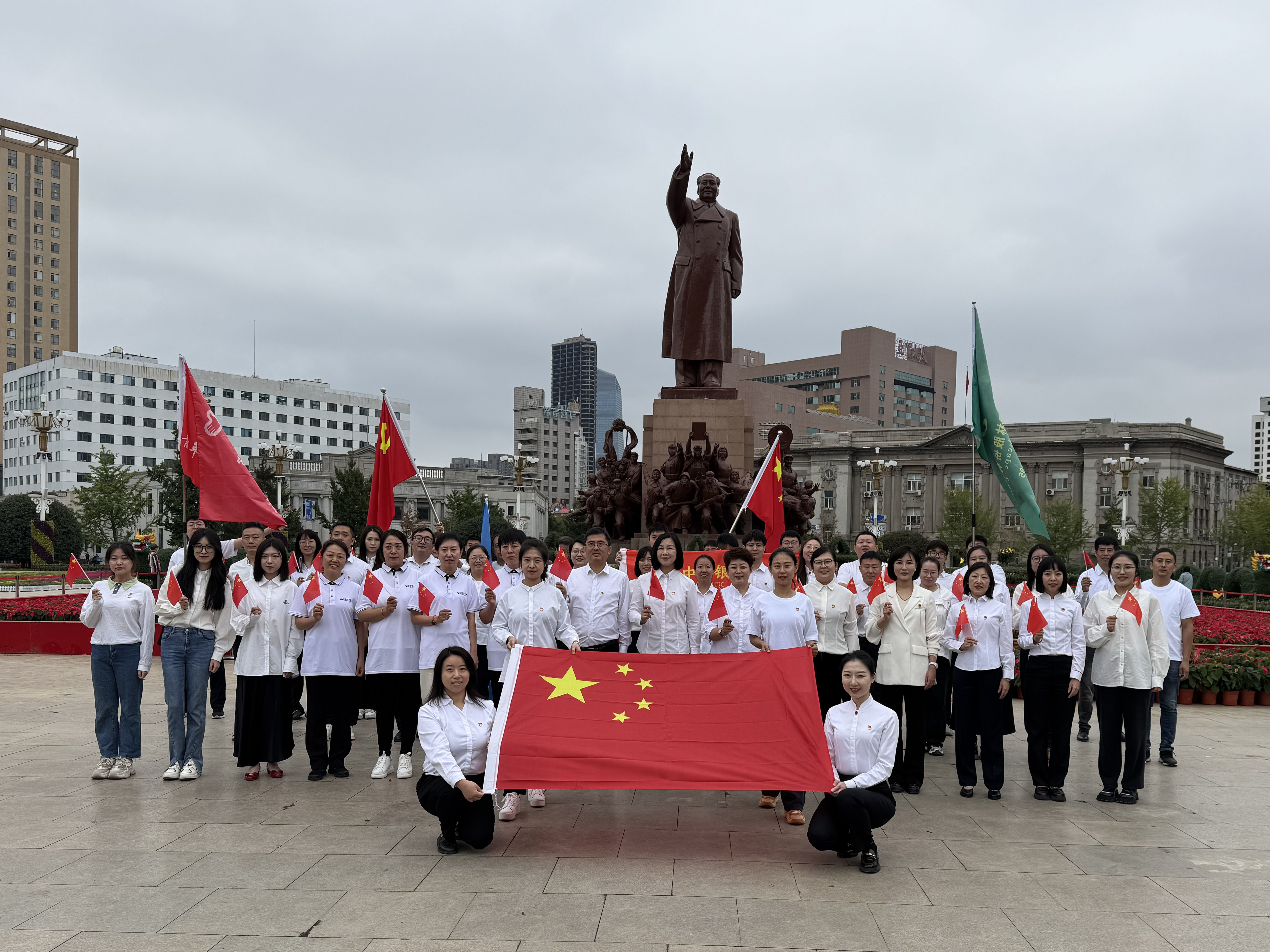 獻(xiàn)禮建國(guó)75周年丨中土集團(tuán)黨支部攜手和平區(qū)綜合樓宇“兩企三新”企業(yè)共唱《我和我的祖國(guó)》