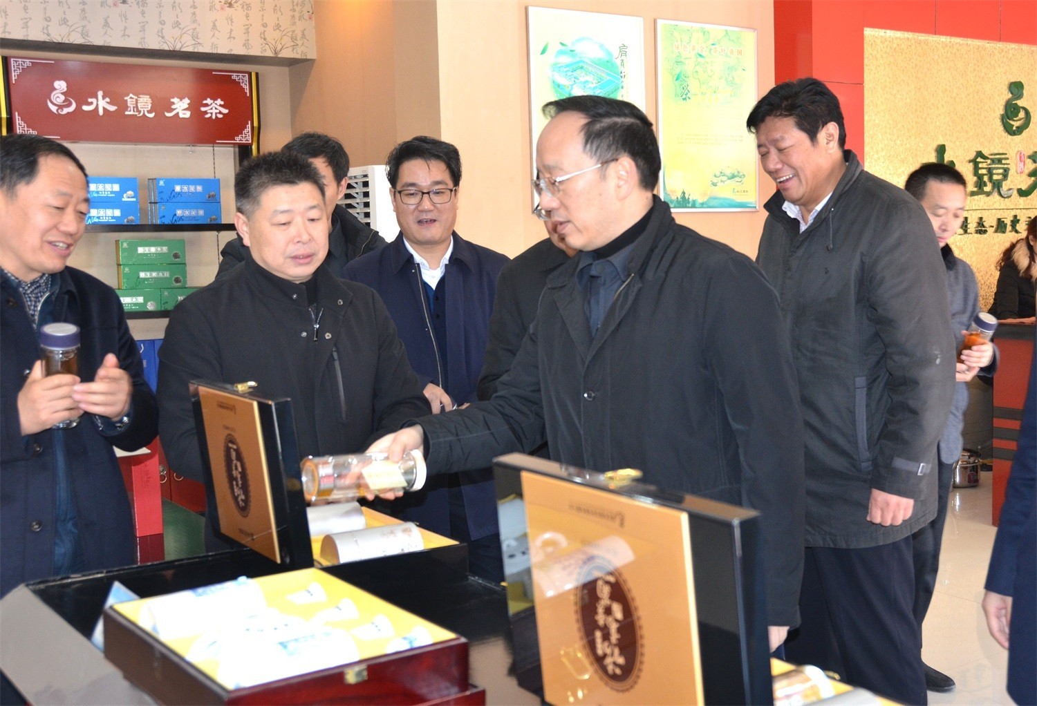 2017年，遼寧省委副書記、省長（時任襄陽市委書記）李樂成調研水鏡茶業有機茶生產情況