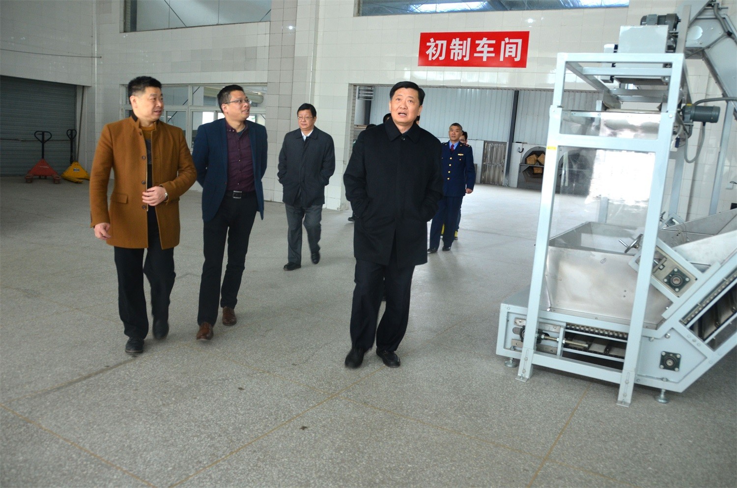 2017年，湖北省工商局長王永高專程察看水鏡茶業(yè)品牌建設(shè)情況