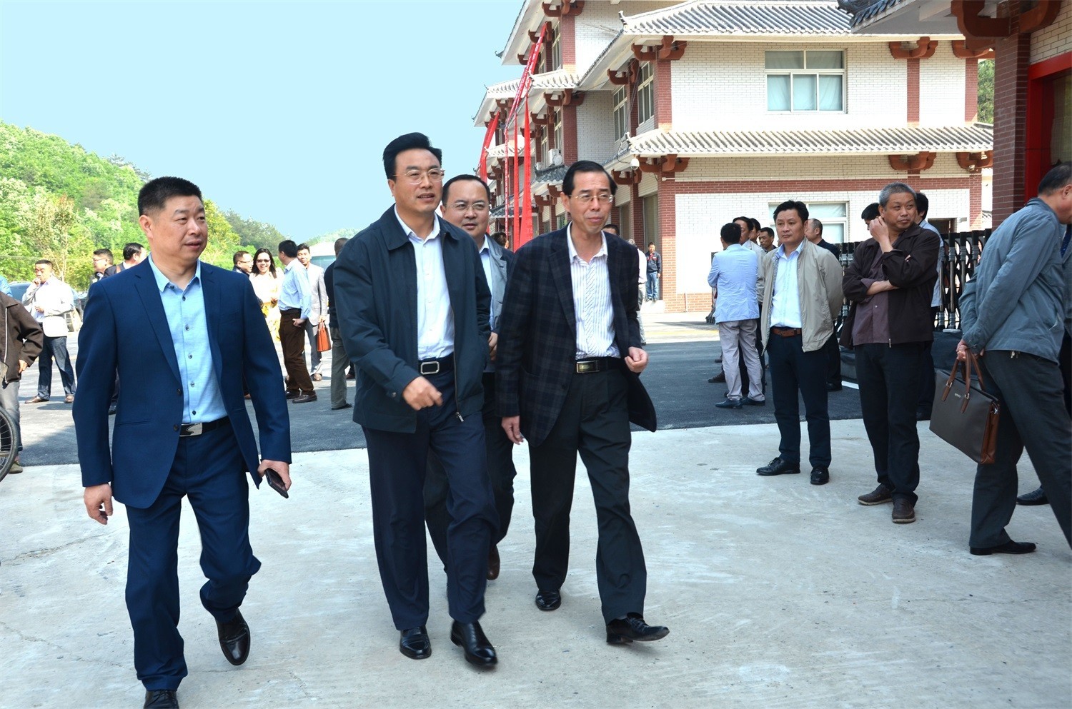 2016年，襄陽市人大常委會副主任（時任南漳縣委書記）王鵬，專程調研水鏡茶業春季生產。
