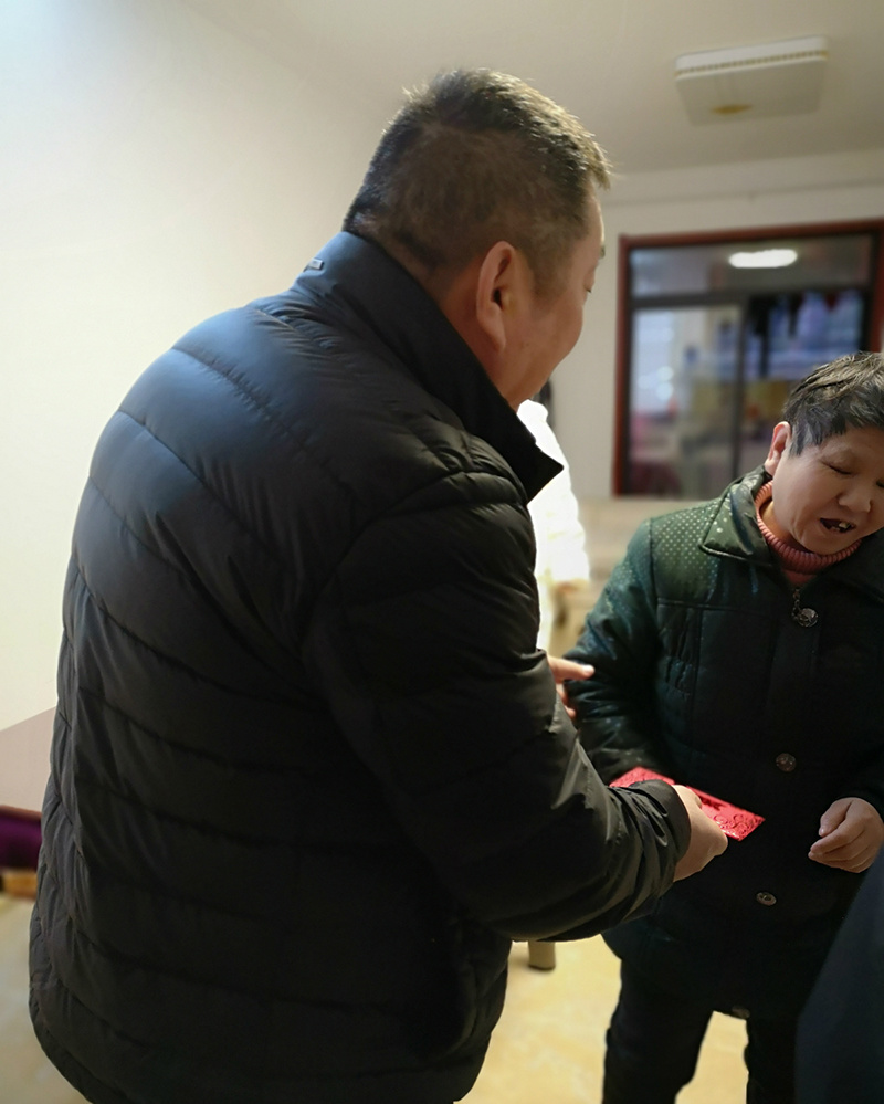 大花岭集团总经理张红扶贫帮困