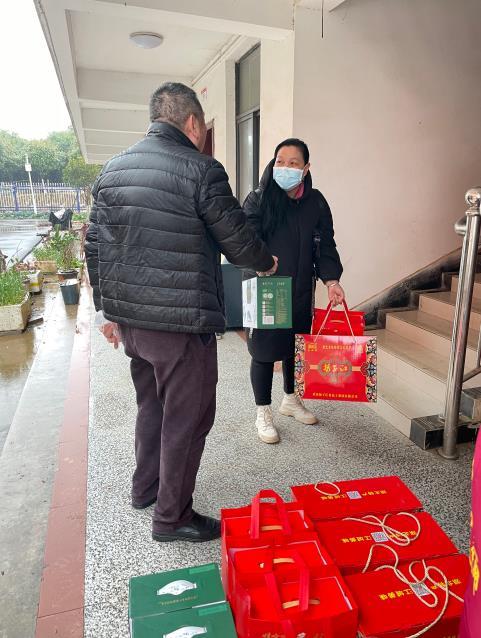张总节前慰问大花岭福利院老人们