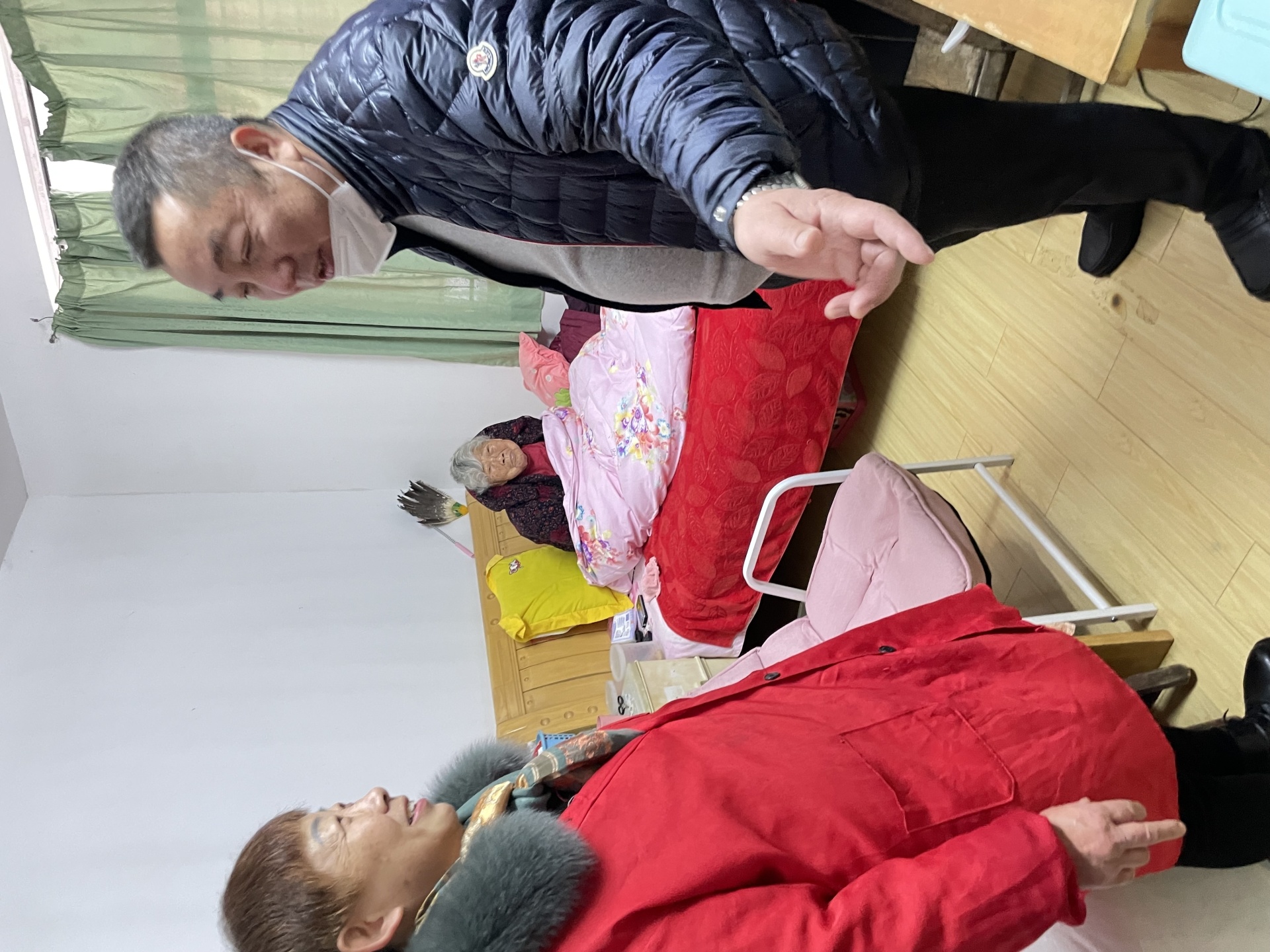 张总春节前慰问大花岭村福利院老人们