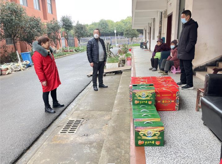 张总春节前慰问大花岭村福利院老人们