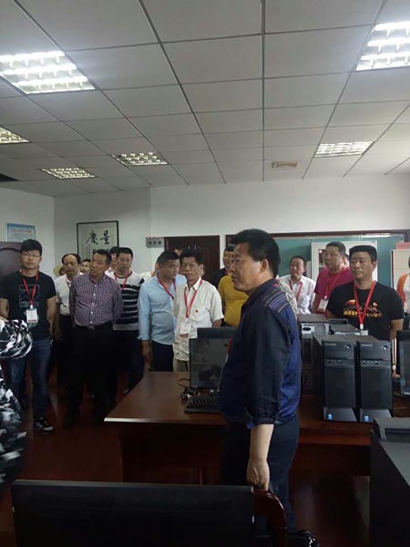大花岭集团全体员工参观学习红霞新村