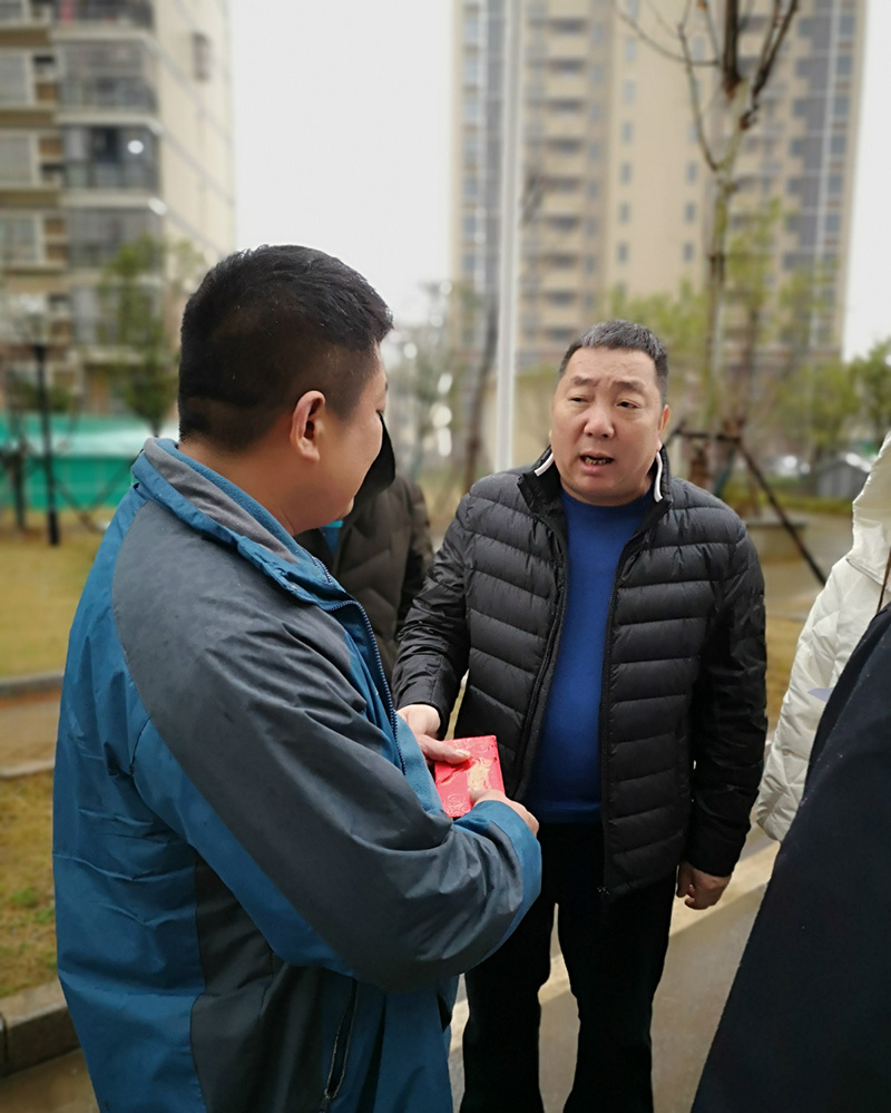 大花岭集团总经理张红扶贫帮困