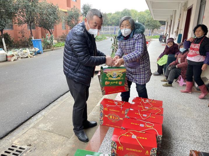 张总春节前慰问大花岭村福利院老人们