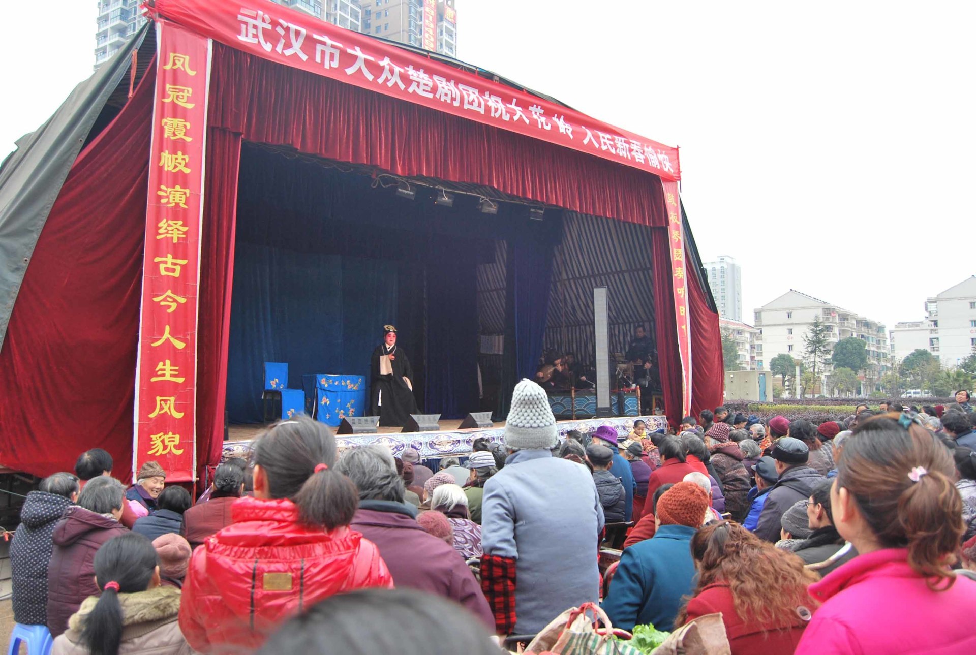 村民观看楚剧表演