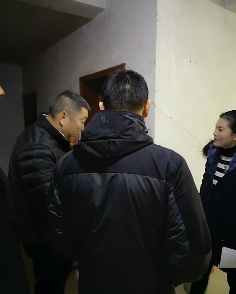 大花岭集团总经理张红扶贫帮困