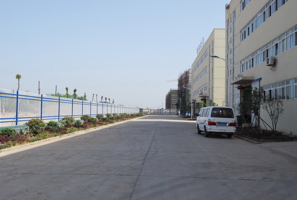 工业园里面的道路整洁宽敞，小区物业管理到位