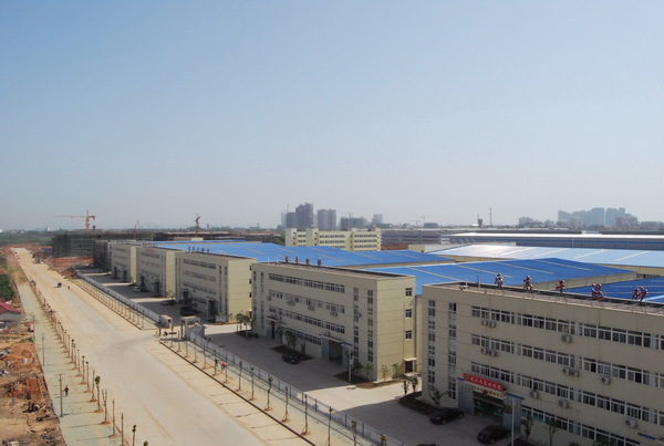 装备制造业园区概貌，园区门口道路整洁宽阔