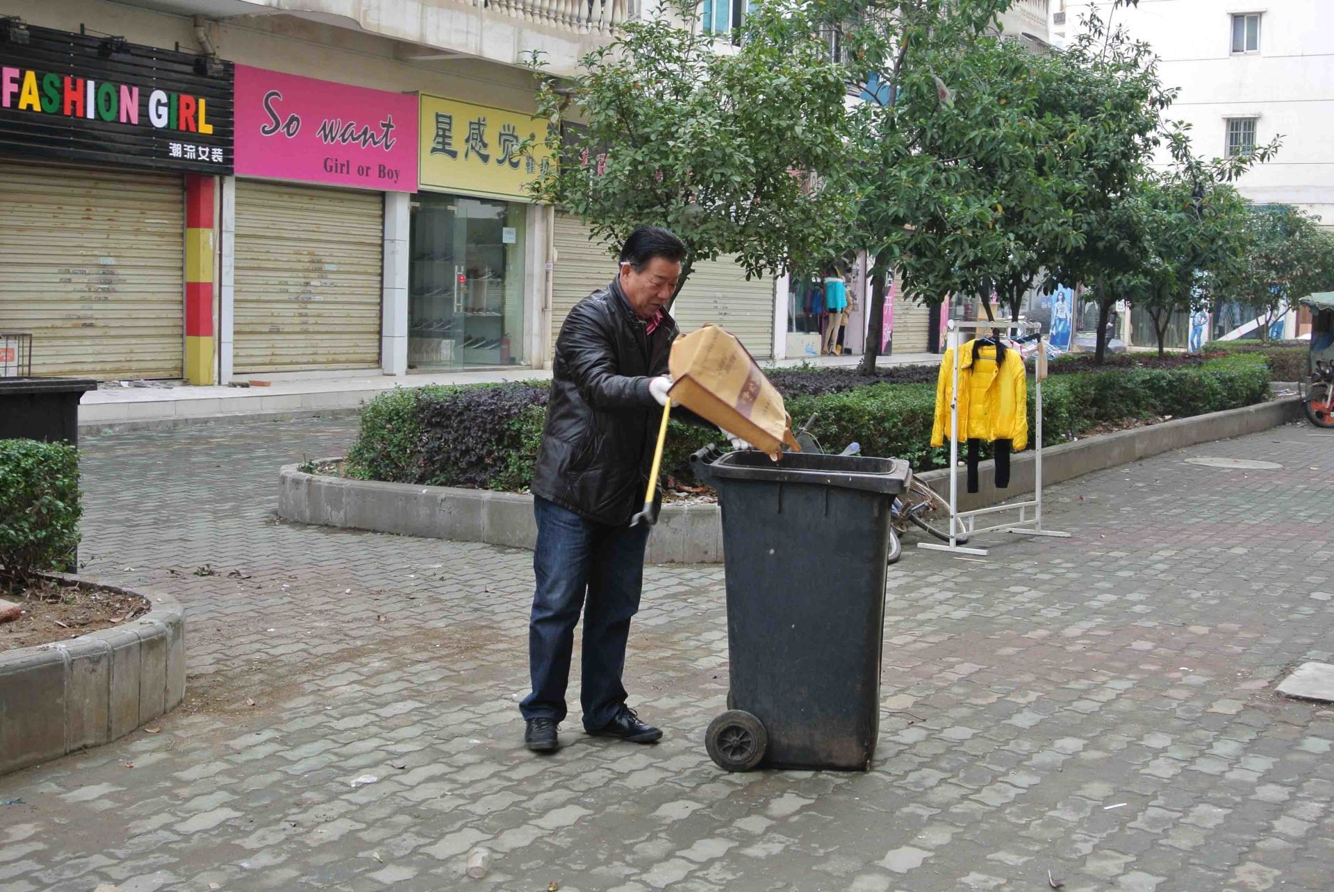 林书记在清理垃圾