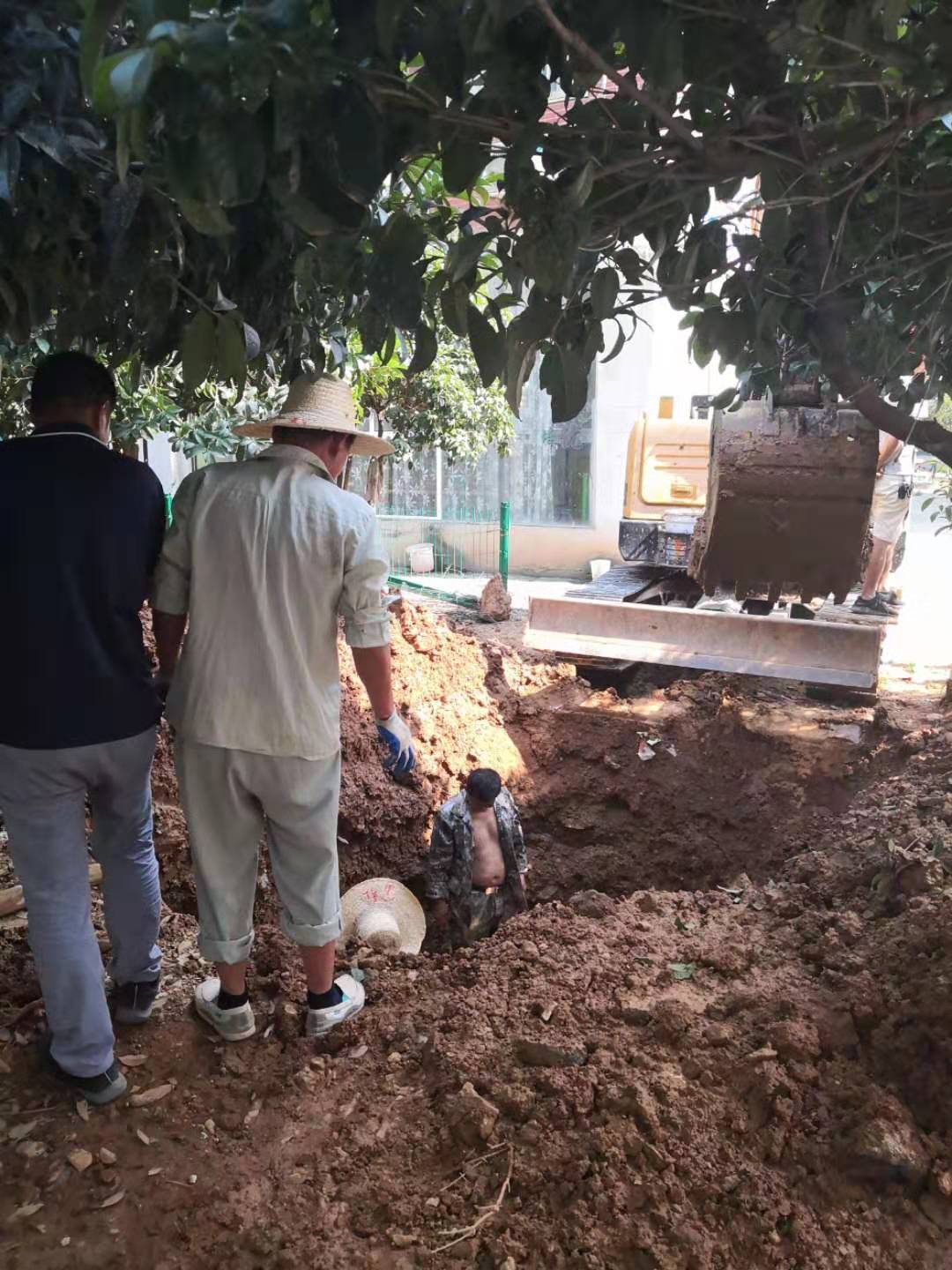 物业公司员工抢修水管