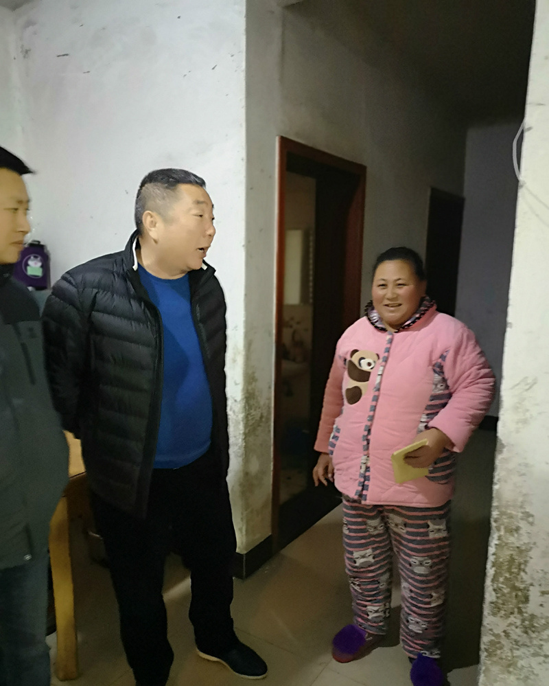 大花岭集团总经理张红扶贫帮困